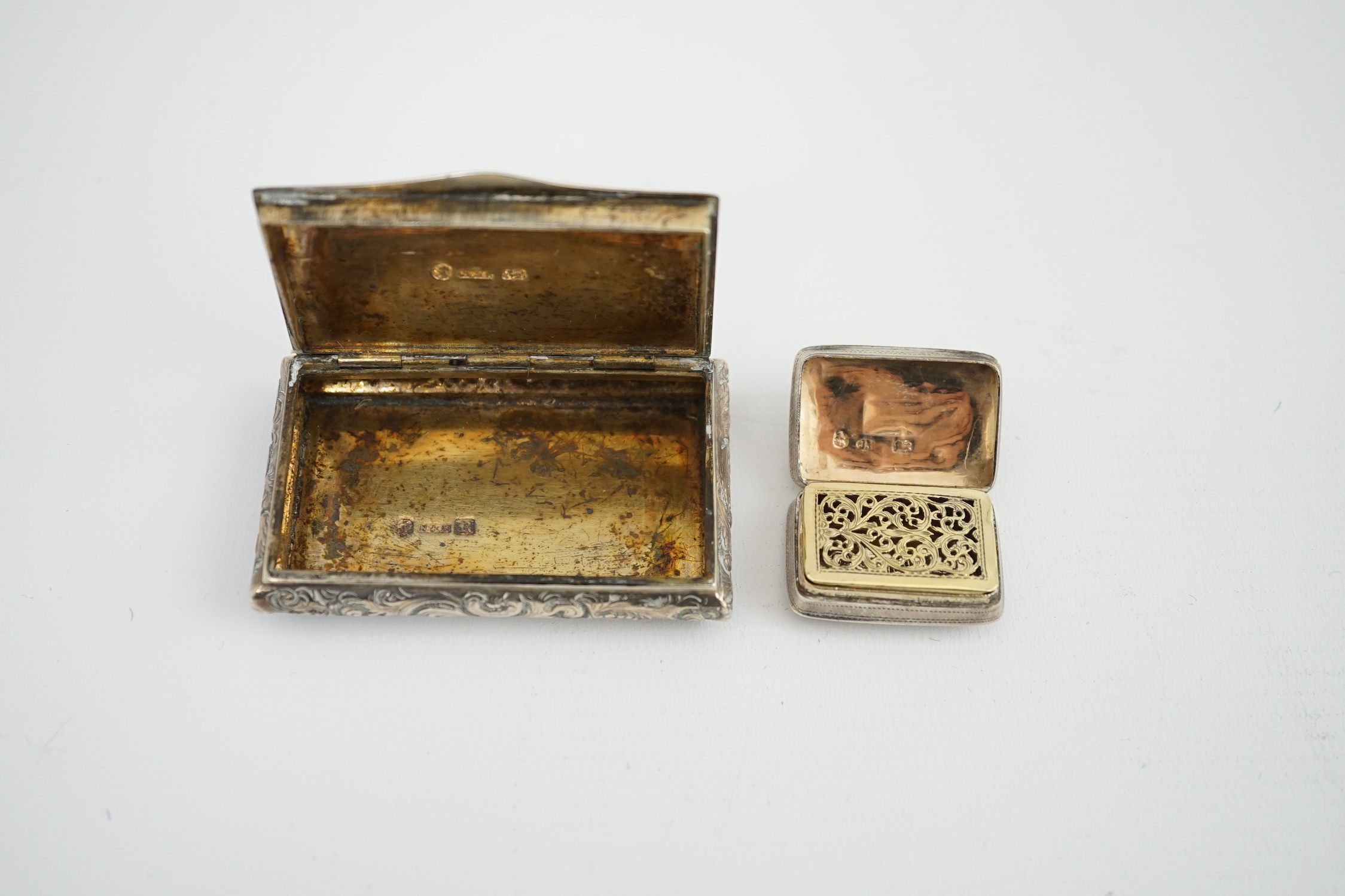 An early Victorian silver rectangular snuff box, by Neustadt & Barnett, Birmingham, 1840, 69mm, together with a George IV silver vinaigrette by Joseph Wilmore